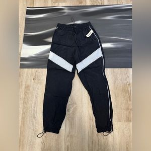 Nylon joggers with bungee